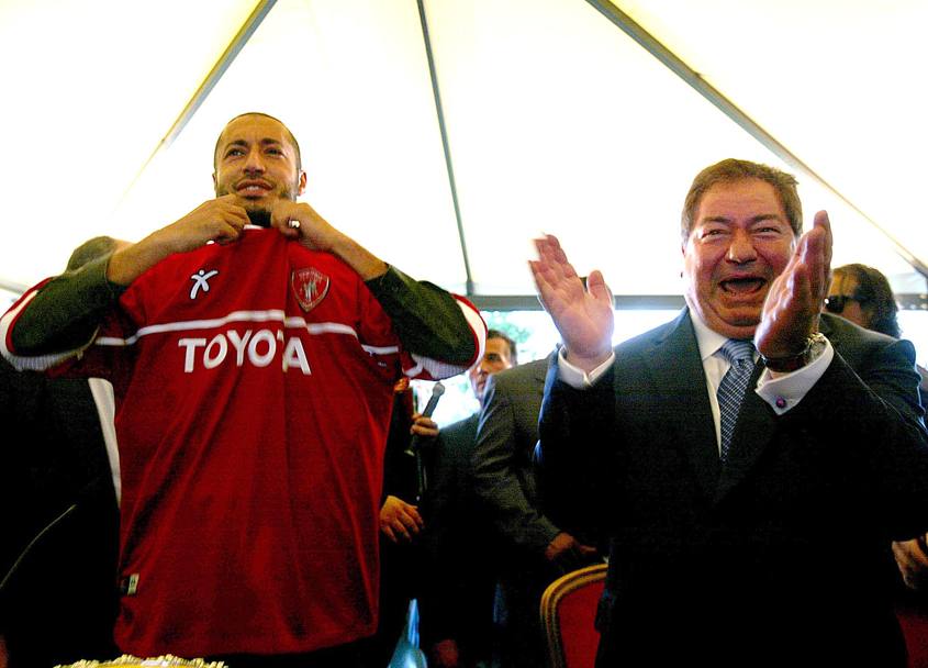 Saadi Gheddafi indossa la maglia del Perugia. E&#39; il giugno del 2003. Alla presentazione del calciatore libico il presidente della societ umbra, Luciano Gaucci (Ansa)